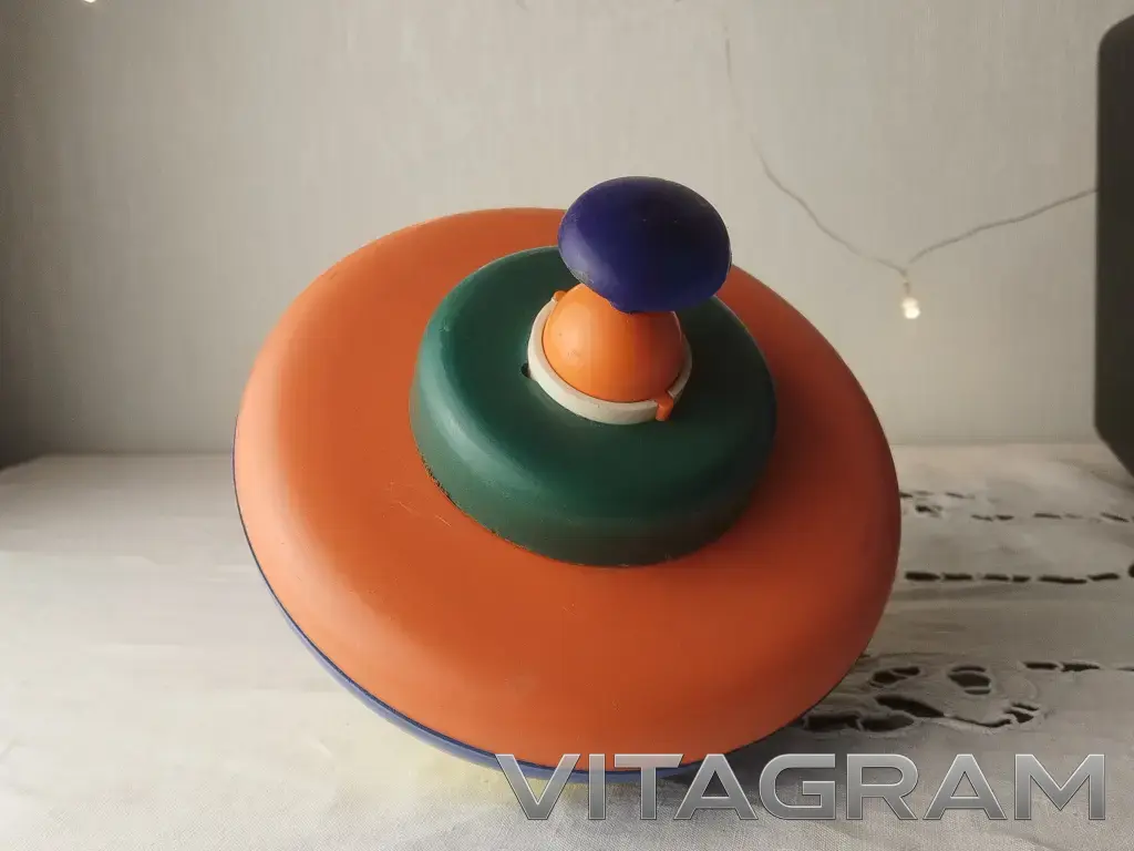 юла, волчок пластиковый СССР