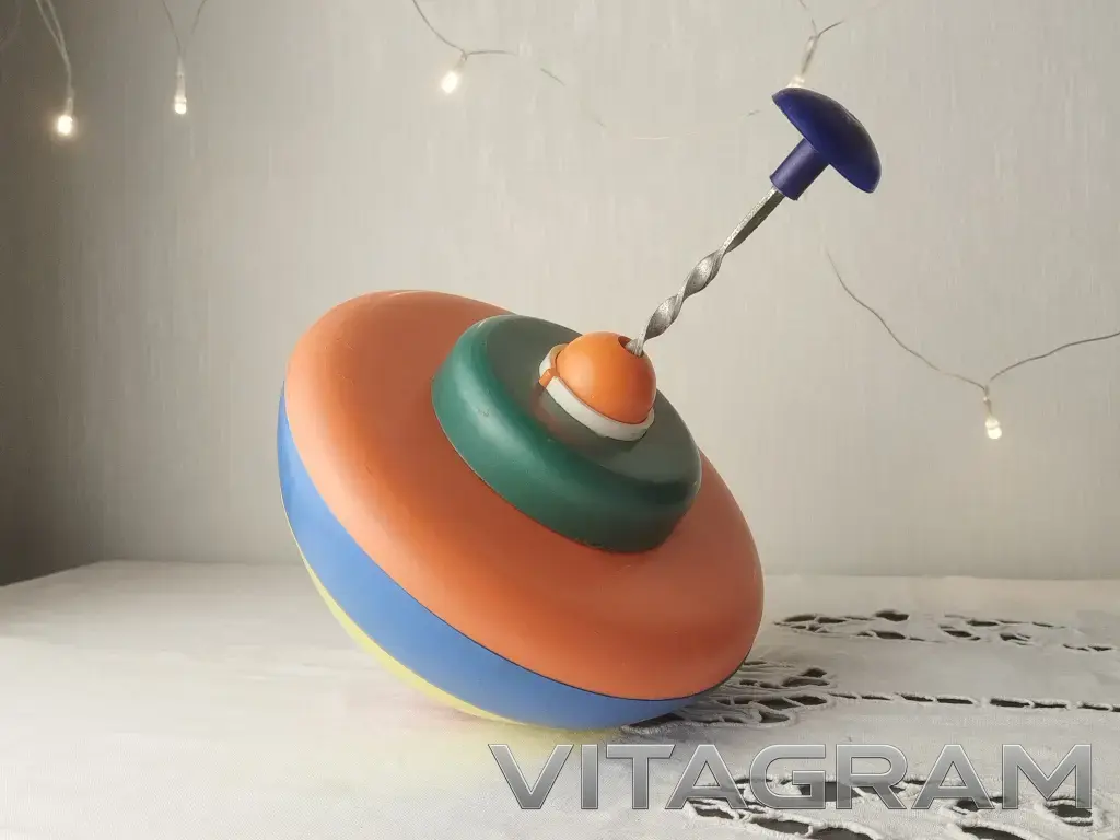 юла, волчок пластиковый СССР