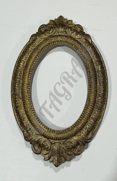 Овальная рамка для фотографий.