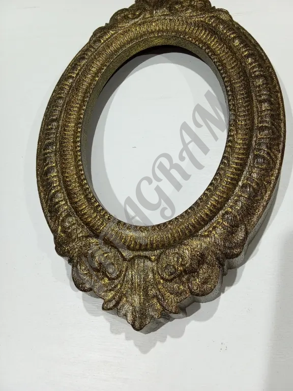 Овальная рамка для фотографий.