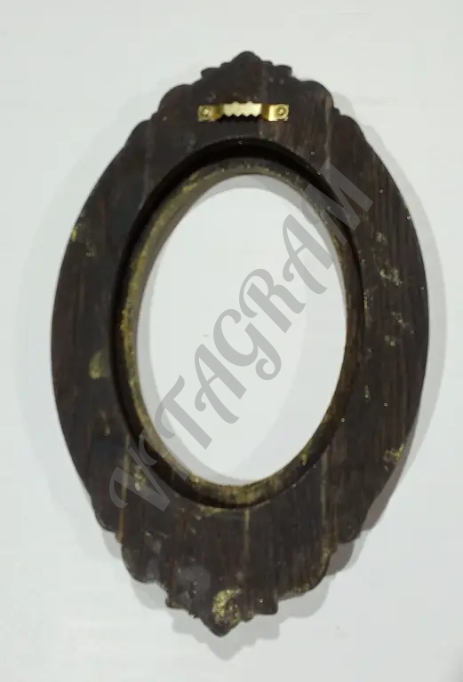 Овальная рамка для фотографий.