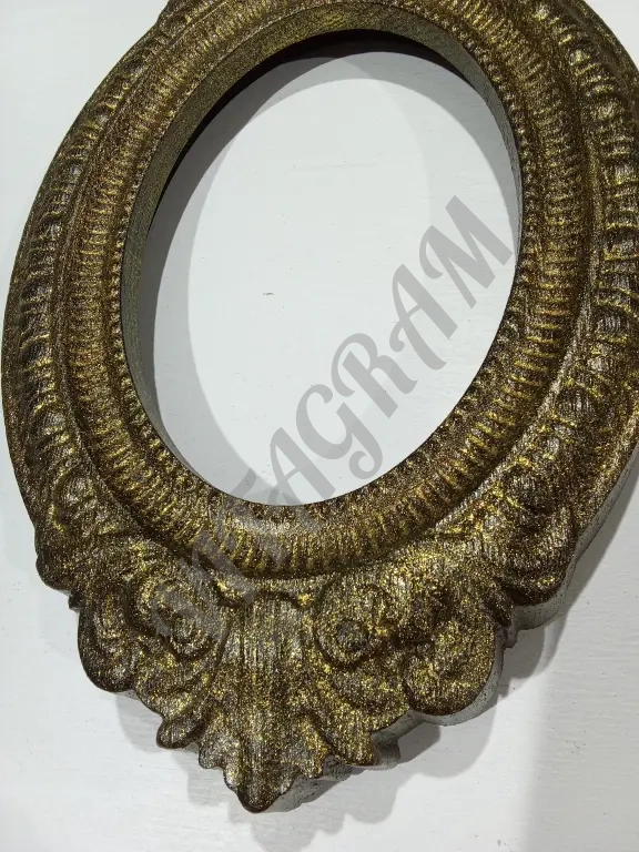 Овальная рамка для фотографий.