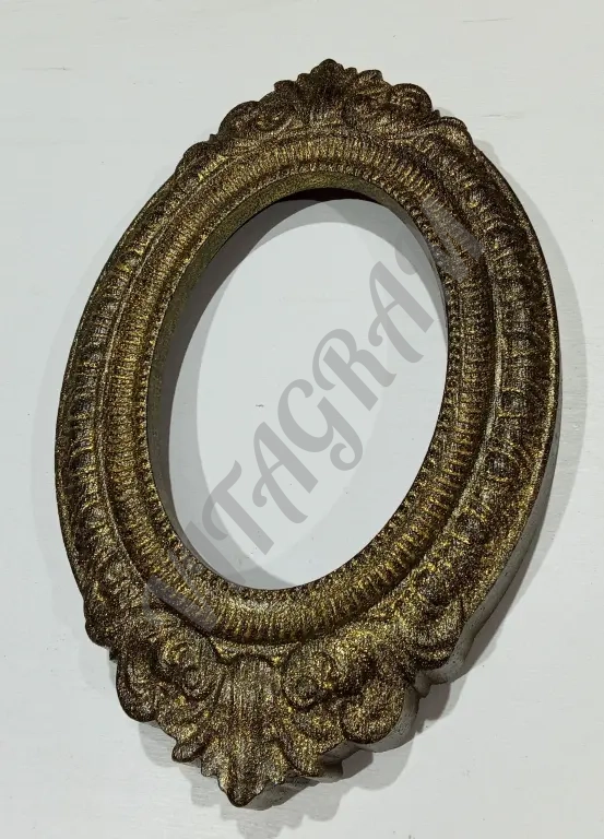 Овальная рамка для фотографий.