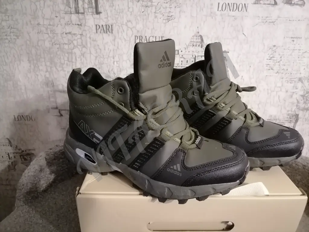 Зимние кроссовки Adidas, 37-37.5