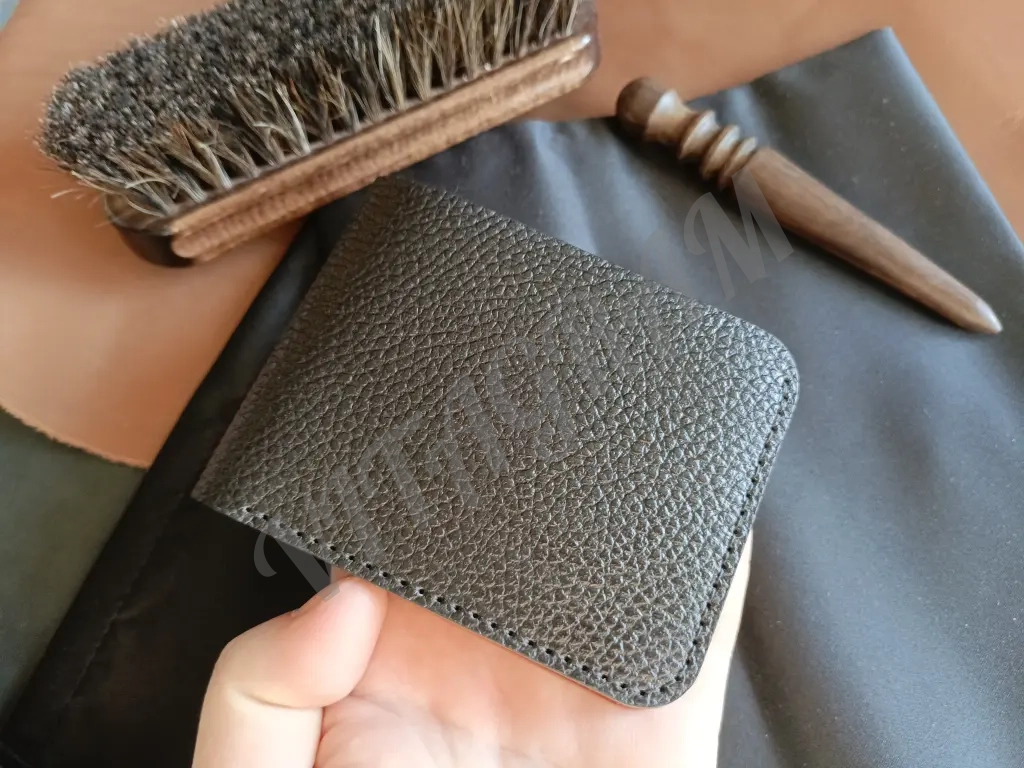 Мужской кошелек бифолд из натуральной кожи ручной работы.