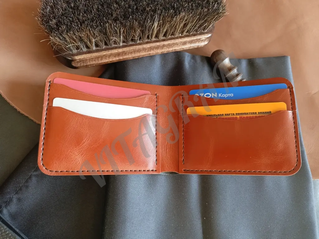 Мужской кошелек бифолд из натуральной кожи ручной работы.
