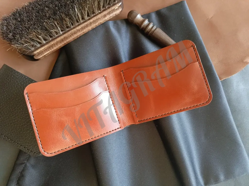 Мужской кошелек бифолд из натуральной кожи ручной работы.