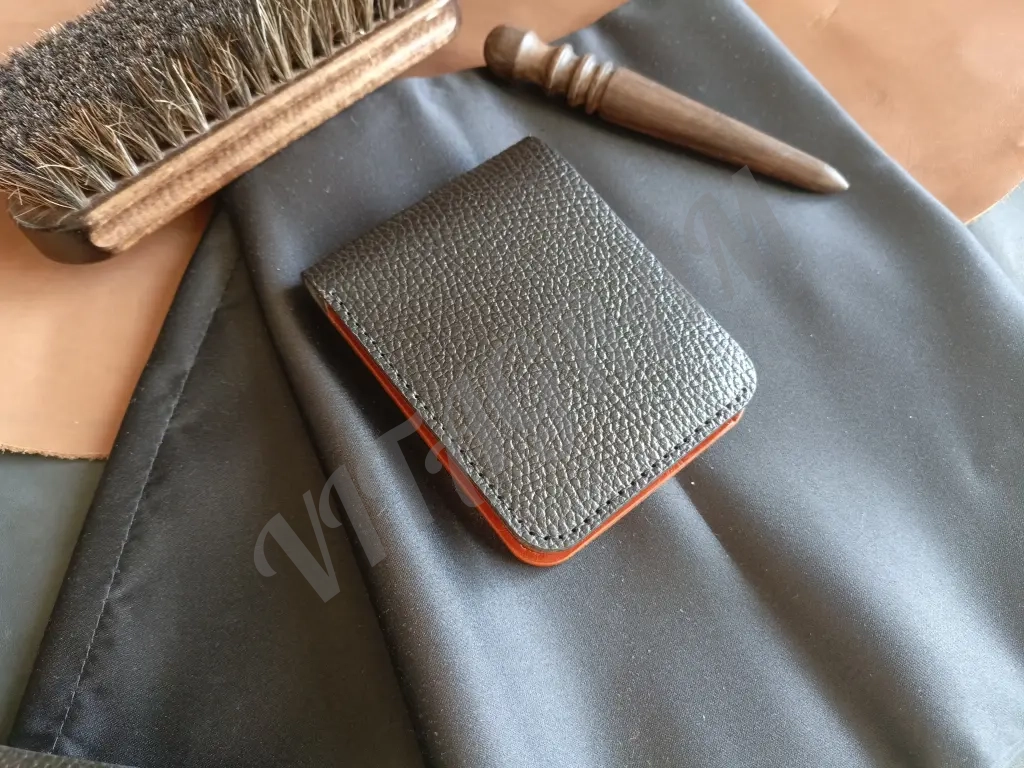 Мужской кошелек бифолд из натуральной кожи ручной работы.
