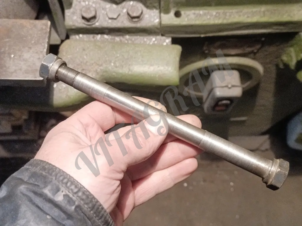 Ось заднего колеса Иж 49 с гайкой