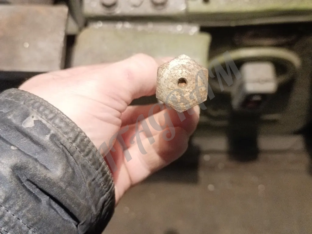 Ось заднего колеса Иж 49 с гайкой