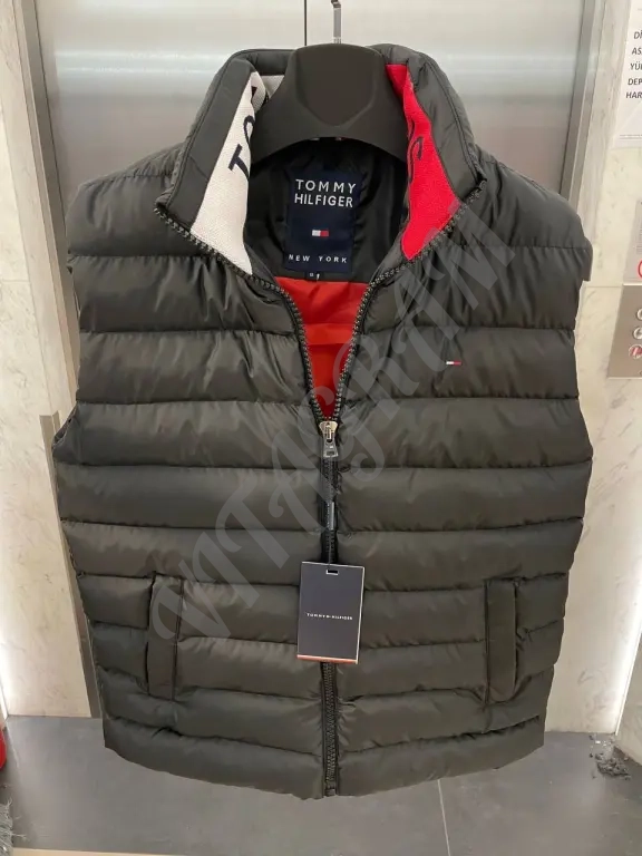Tommy Hilfiger. Жилеты