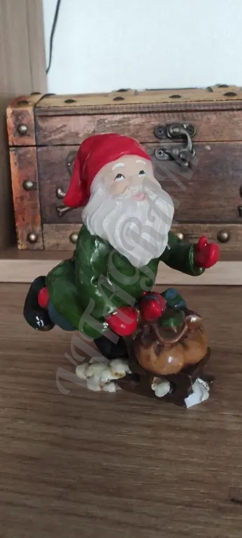 Фигурка гном на санках