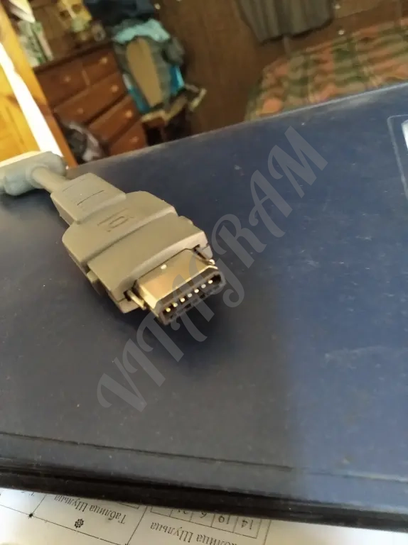 Кабель дисплея старинного ноутбука Apple с переходником VGA.