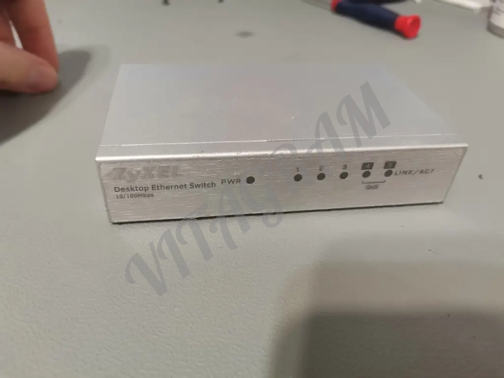 Свитч коммутатор ZYXEL 100