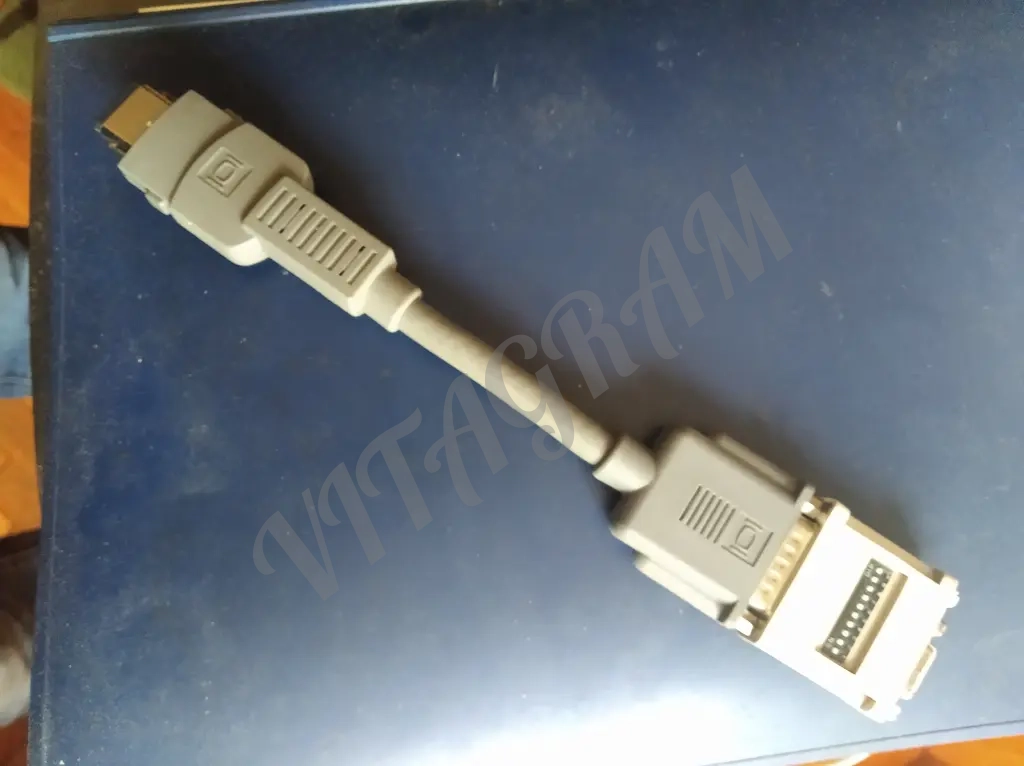 Кабель дисплея старинного ноутбука Apple с переходником VGA.