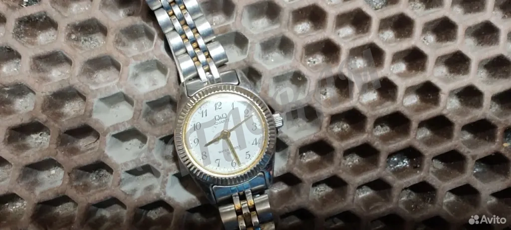 Часы Q & Q water resist женские с секунд стрелкой