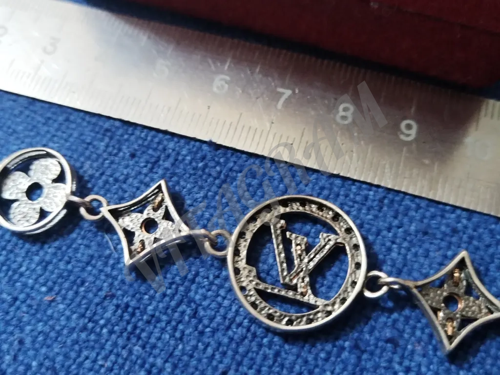 Браслет серебряный Louis Vuitton 925 cо вставками.