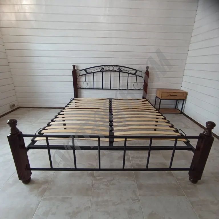 Кровать двуспальная в кованом стиле