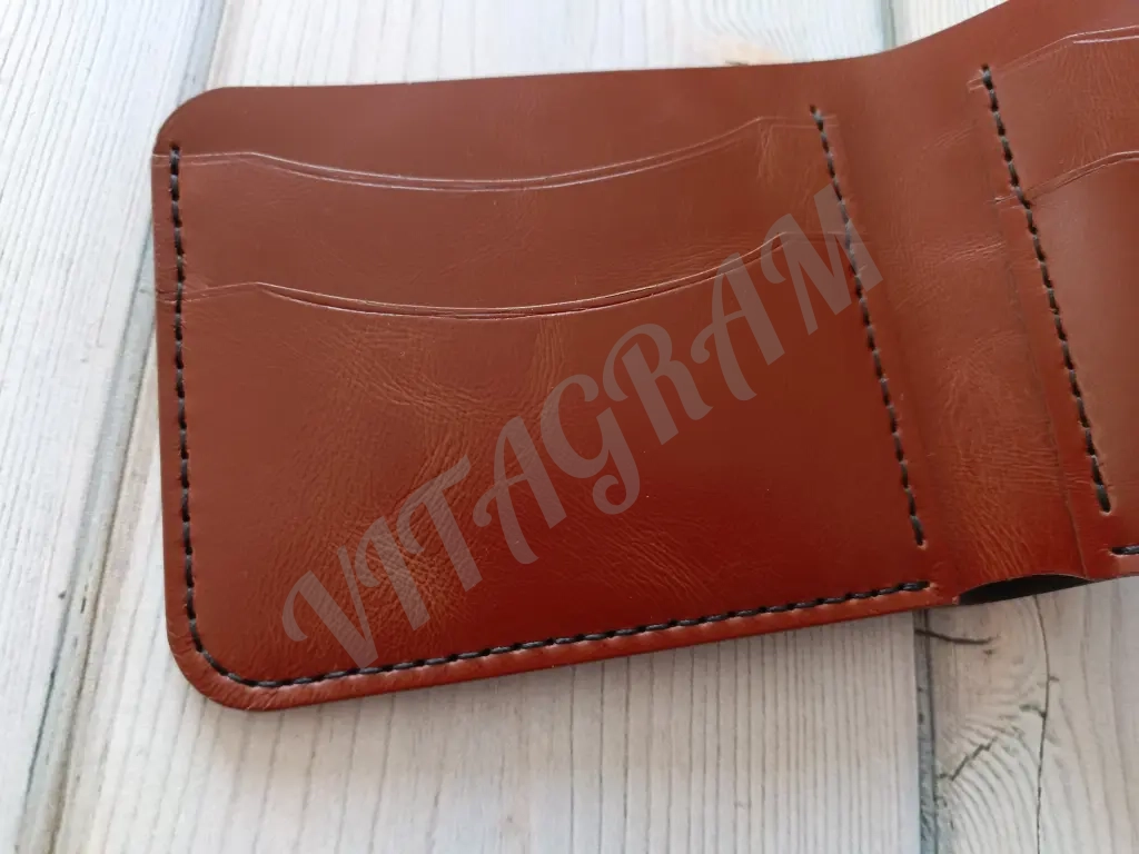 Мужской кошелек бифолд из натуральной кожи ручной работы.