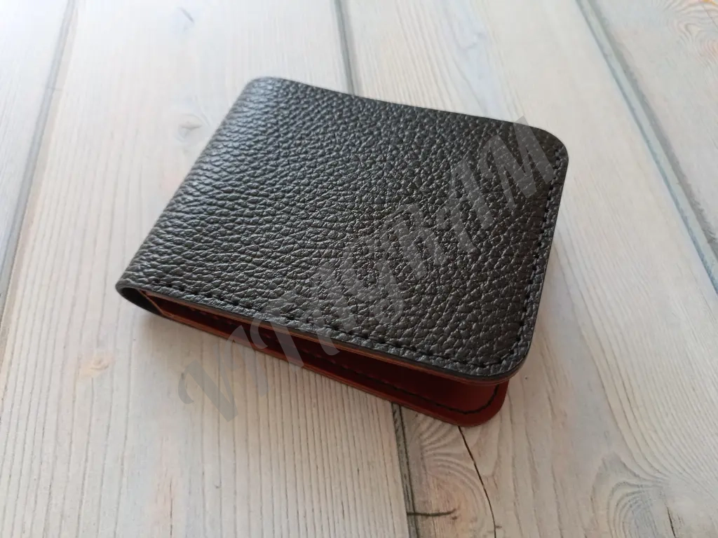 Мужской кошелек бифолд из натуральной кожи ручной работы.