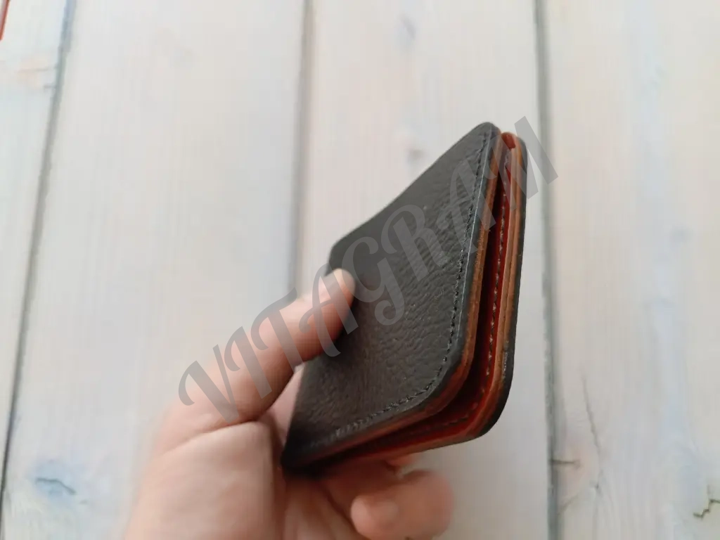 Мужской кошелек бифолд из натуральной кожи ручной работы.