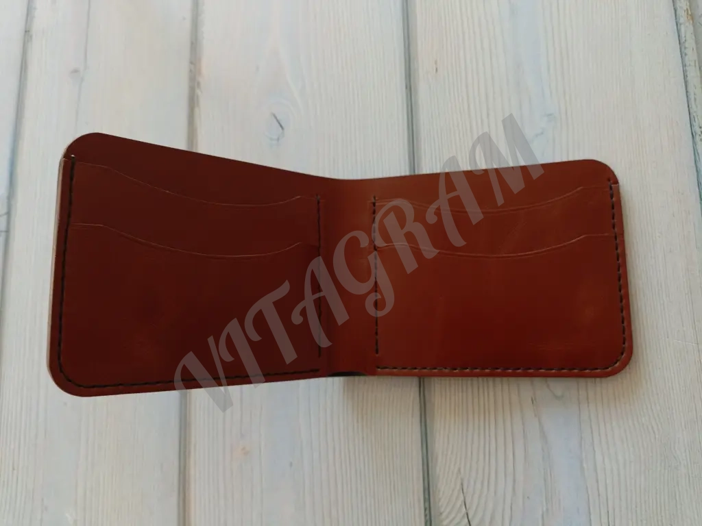 Мужской кошелек бифолд из натуральной кожи ручной работы.