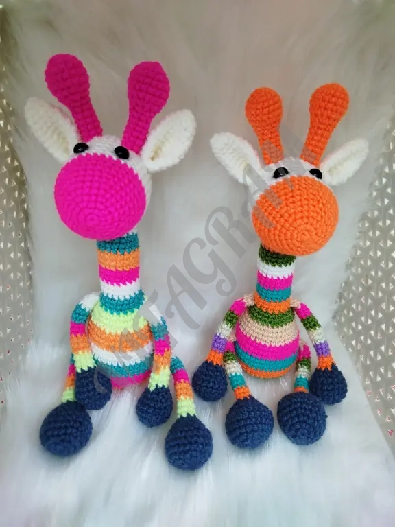 Вязаная игрушка (Радужный жираф)