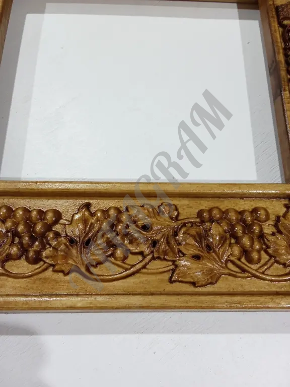 Резная рамка для художественной работы, вышивки или фото.