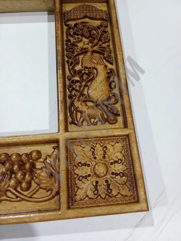 Резная рамка для художественной работы, вышивки или фото.