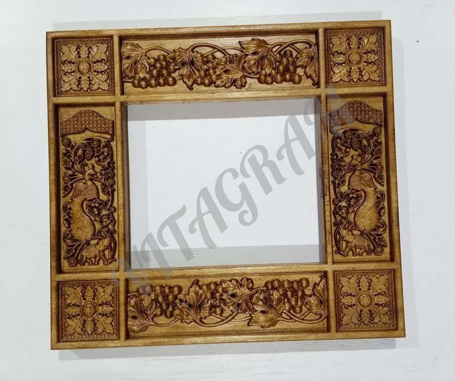 Резная рамка для художественной работы, вышивки или фото.