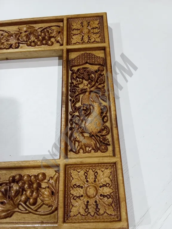 Резная рамка для художественной работы, вышивки или фото.