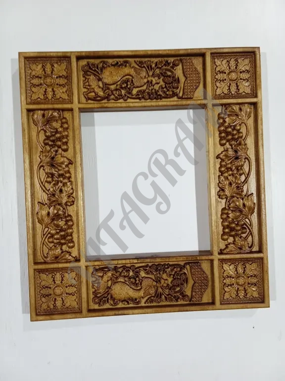 Резная рамка для художественной работы, вышивки или фото.