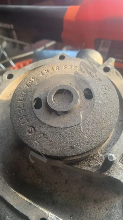 Помпа Mercedes Benz w124 w123 w190