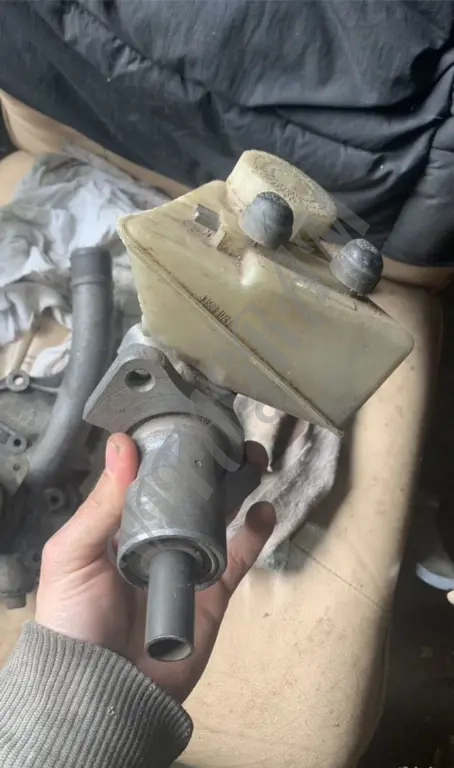 Главный тормозной цилиндр Mercedes-Benz w190