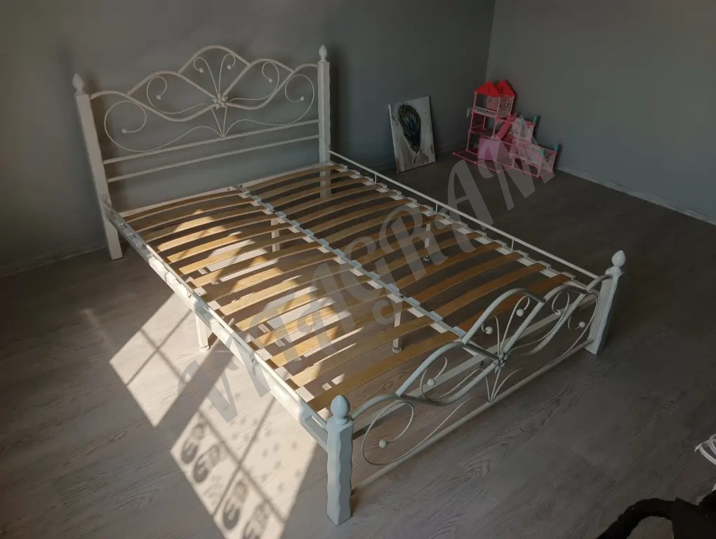 Кровать двуспальная белая