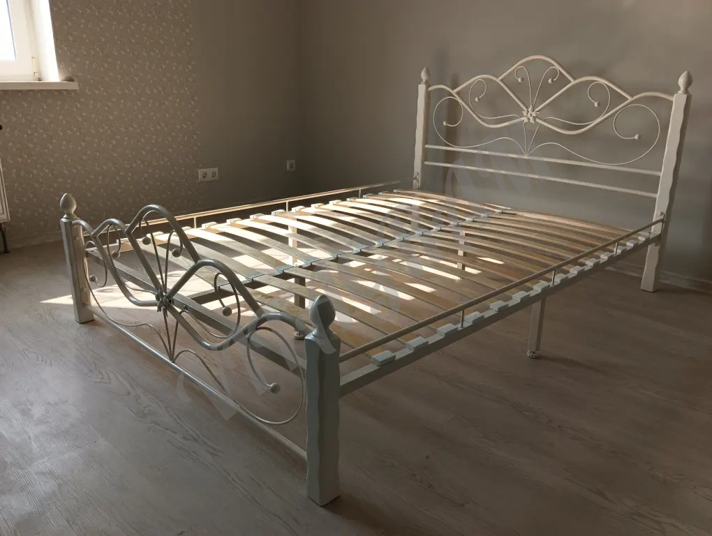 Кровать двуспальная белая