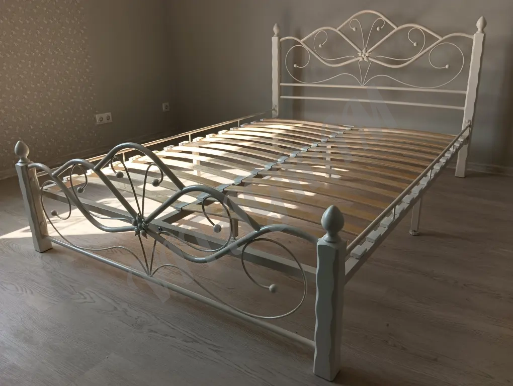 Кровать двуспальная белая