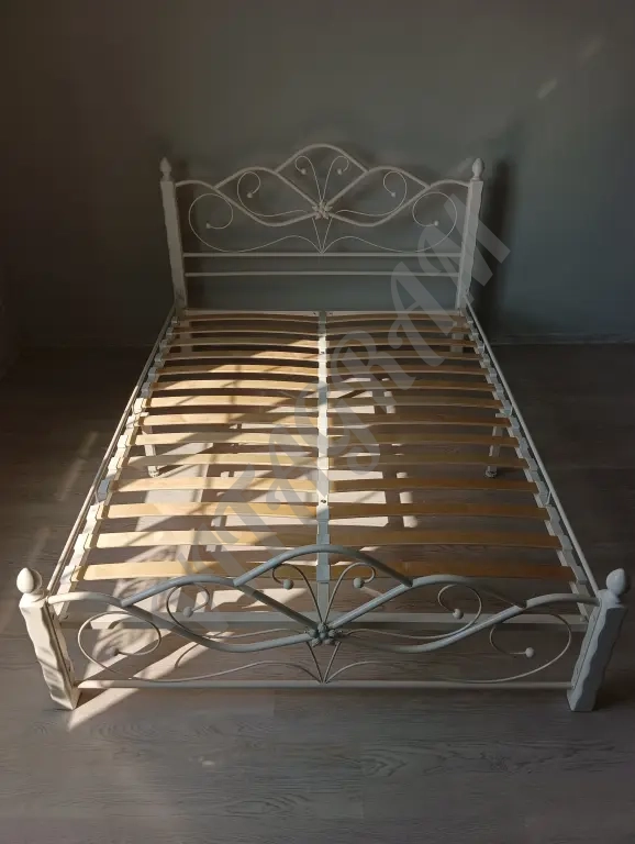 Кровать двуспальная белая