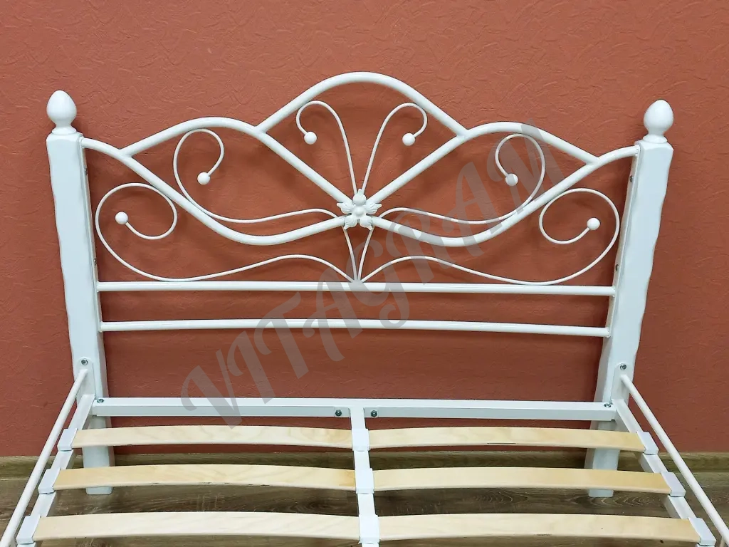 Кровать двуспальная белая