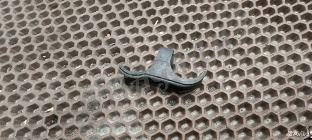 Крепеж трубки кондиционера VAG 1J0820774 VW Skoda