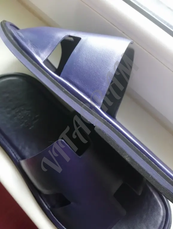 Шлёпанцы кожаные на каблучке в отличном состоянии