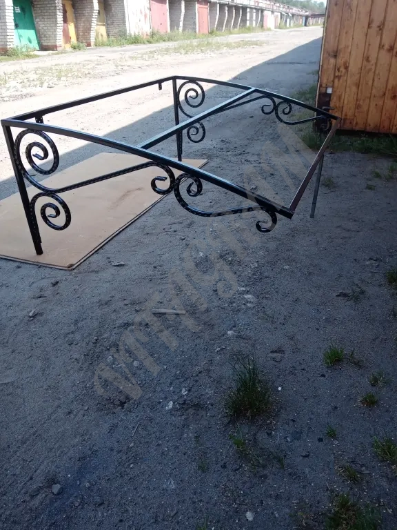 КОЗЫРЁК НАД КРЫЛЬЦОМ