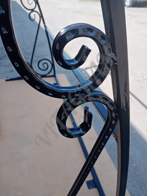 КОЗЫРЁК НАД КРЫЛЬЦОМ