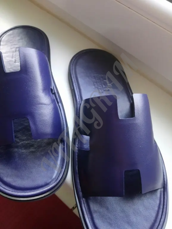 Шлёпанцы кожаные на каблучке в отличном состоянии