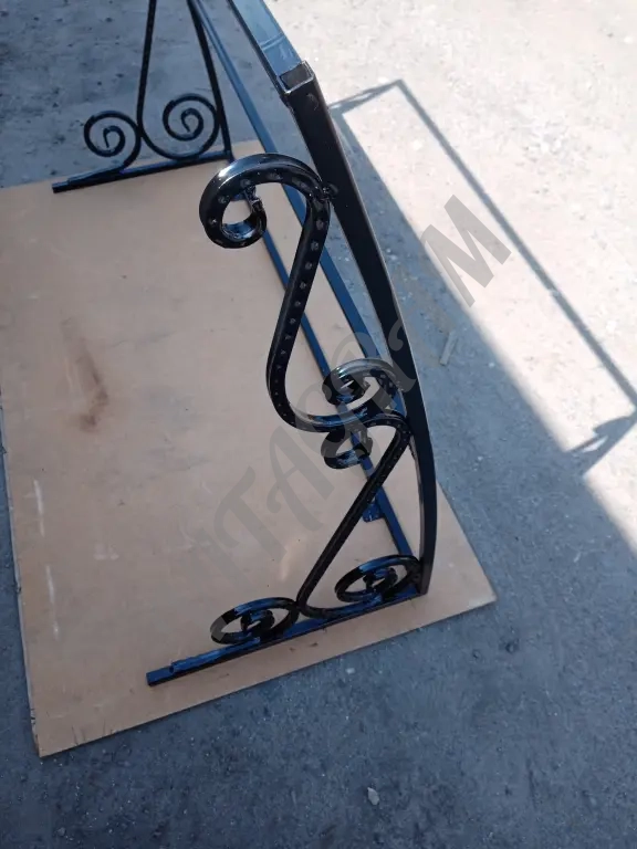 КОЗЫРЁК НАД КРЫЛЬЦОМ