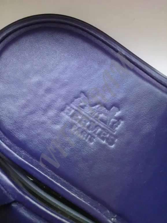 Шлёпанцы кожаные на каблучке в отличном состоянии