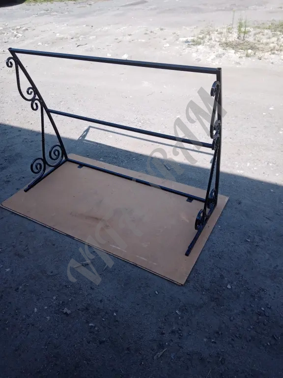 КОЗЫРЁК НАД КРЫЛЬЦОМ