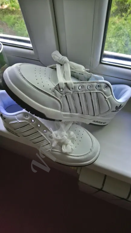 Adidas. Кроссовки демисезонные