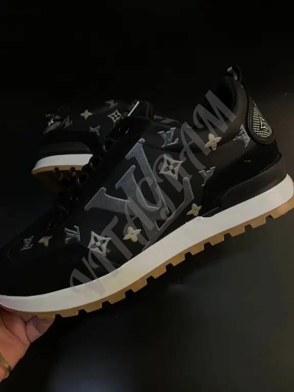 Louis Vuitton. Кроссовки