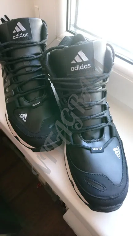 Adidas. Кроссовки зимние